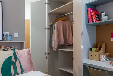 Gold En Suite - Image 1